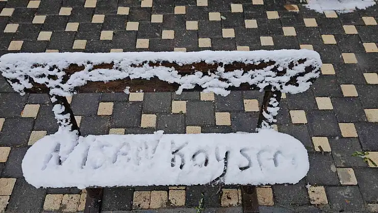 Nisan karı Kayseri'yi beyaza bürüdü