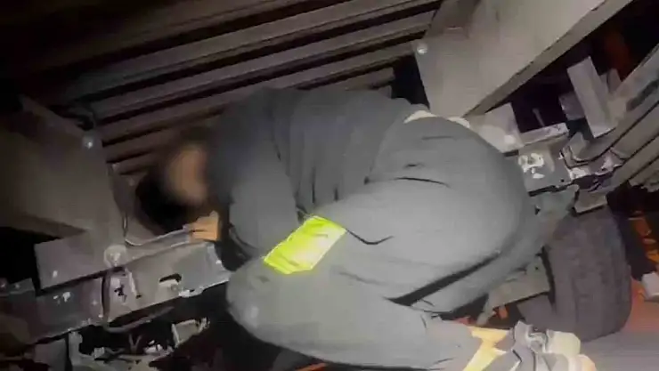 Oto kurtarıcıya yapılan gizli bölmede 2 düzensiz göçmen yakalandı