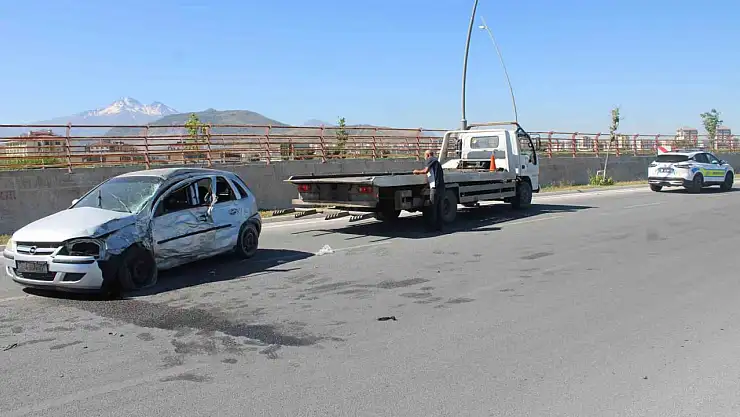 Otomobil direğe çarptı, hamile kadın ve bebeği öldü