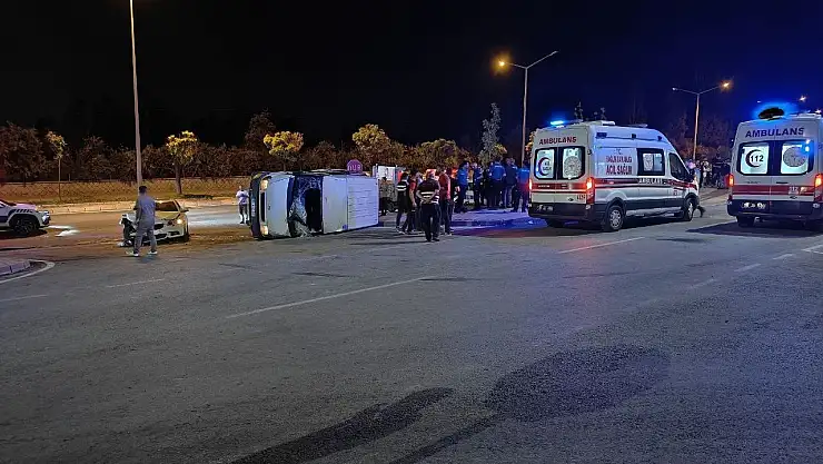 Otomobille çarpışan minibüs yan yattı: 9 yaralı