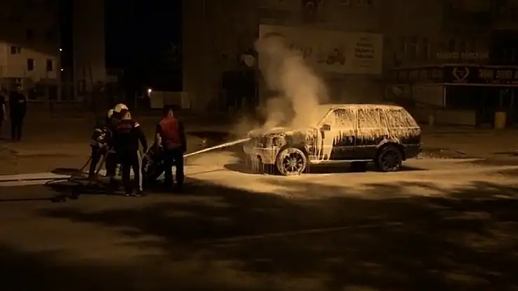 Park halindeki Range Rover yandı