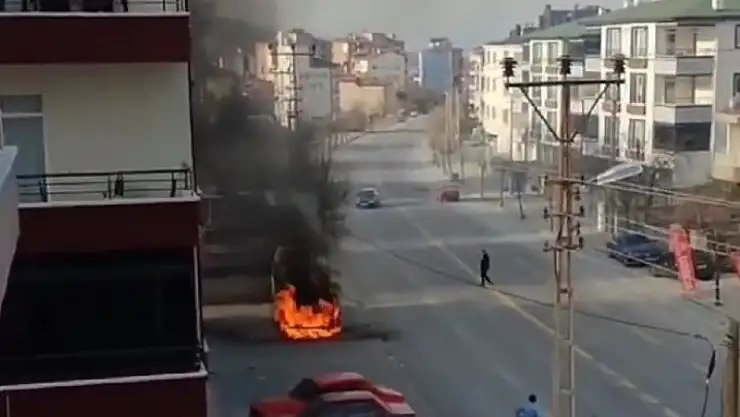 Park halindeyken yanan öğrenci servisi kullanılamaz hale geldi