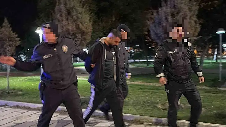 Polisten kaçarken, yola fırlattığı kağıttan uyuşturucu çıktı