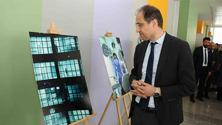 Sağlık çalışanlarının gözünden ebeler ve hemşireler objektiflere yansıdı