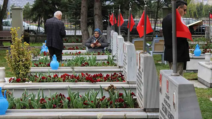 Şehit evlatlarıyla bayramlaştılar
