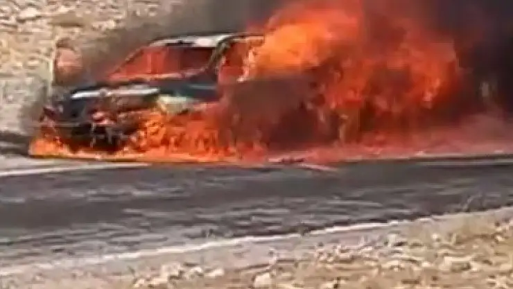 Seyir halindeki otomobil alev alev yandı