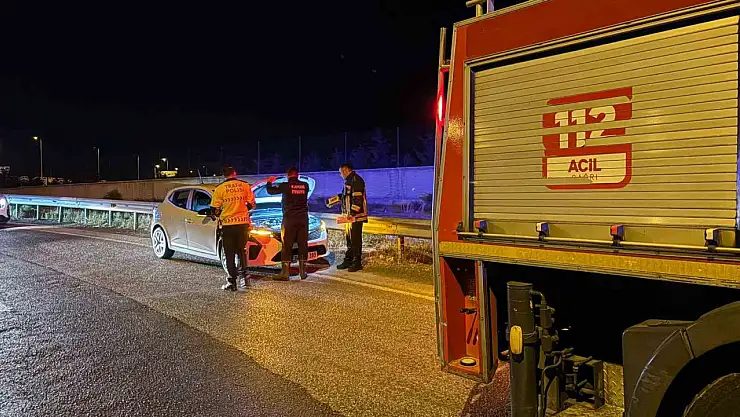 Sıkışmalı trafik kazası ihbarı, ekipleri harekete geçirdi: 3 yaralı