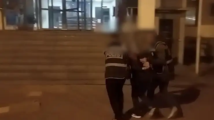 Silahlı yağma suçundan aranan firari, polise yakalandı