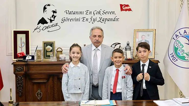 Talas'ta başkanlık koltuğuna çocuklar oturdu