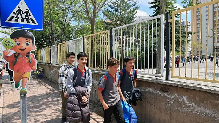 Talas'ta okul geçitlerine öğrenci güvenliği için sevimli uyarıcılar