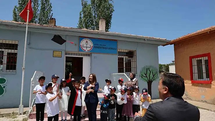 Tek kişilik mezuniyete vali katıldı