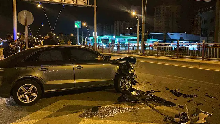 Ters yöne dönmeye çalışan otomobil kazaya neden oldu: 1 yaralı
