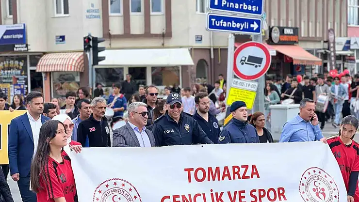 Tomarza'da coşkulu Gençlik yürüyüşü