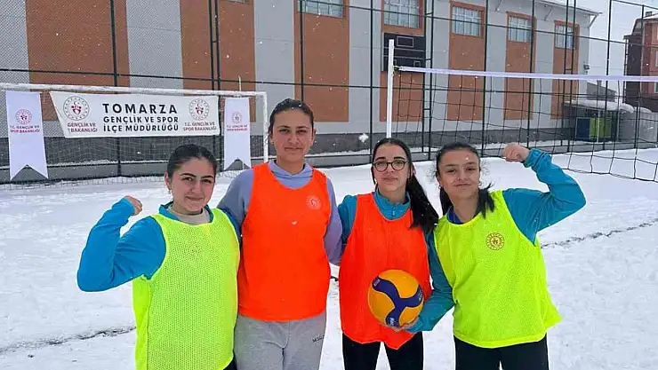 Tomarza'da Kar Voleybolu Turnuvası