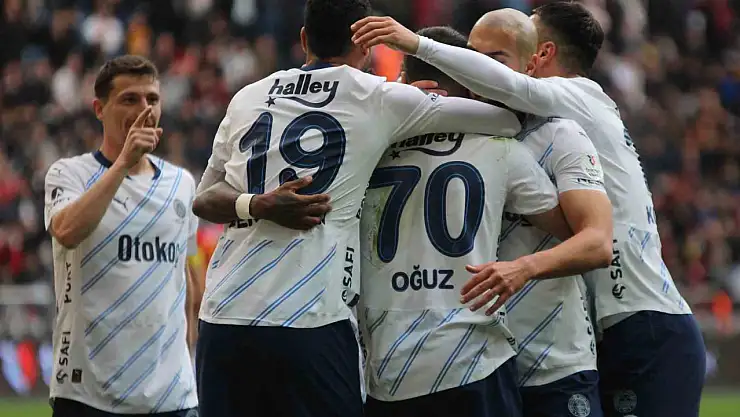 Trendyol Süper Lig: Kayserispor: 1 - Fenerbahçe: 3 (İlk yarı)
