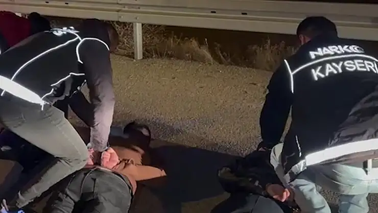 Uyuşturucu tacirlerinin aracından 1 kilo uyuşturucu çıktı