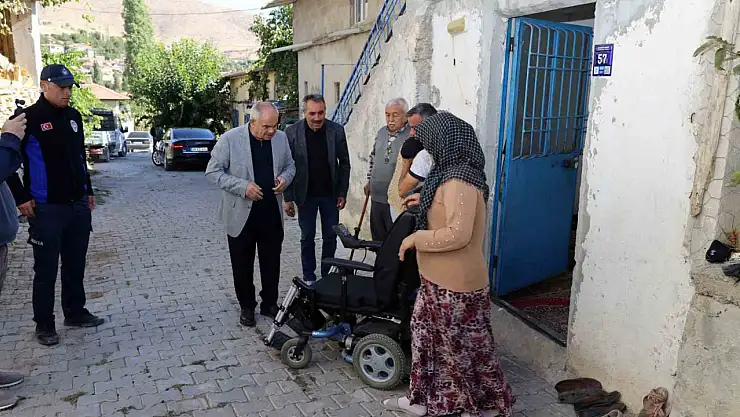 Yahyalı Belediyesi'nden engelli vatandaşa akülü araç desteği