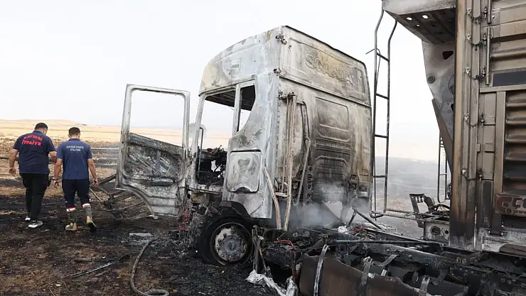 Yanan tır kullanılamaz hale geldi