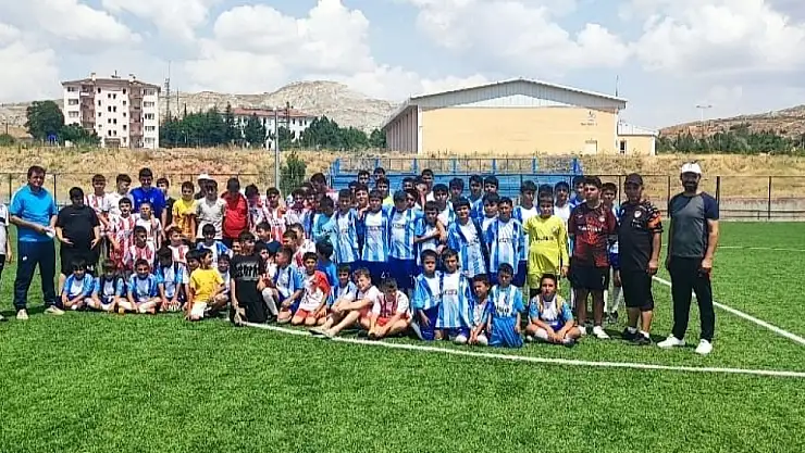 Yeşil sahada Akkışla - Palas Dostluğu