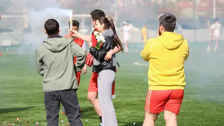 Yeşil sahada sürpriz evlilik teklifi
