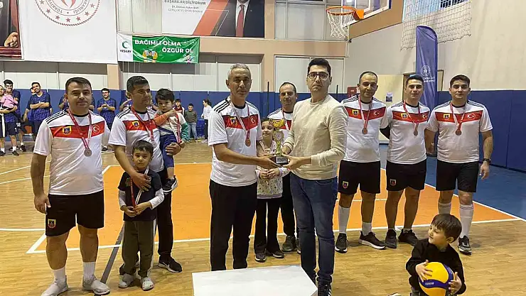 Yeşilhisar'da Harun Akkaş Kurumlar Arası Voleybol Turnuvası sona erdi