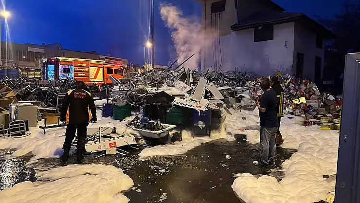 Yıldırım düşen hurdalığın bahçesinde yangın çıktı