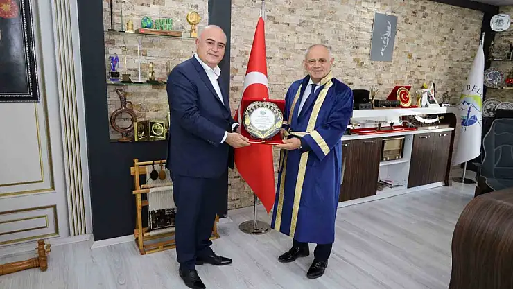 Yılın 'Fahri Ahisi' seçilen Yahyalı Belediye Başkanı Esat Öztürk'e ahilik kaftanı giydirildi