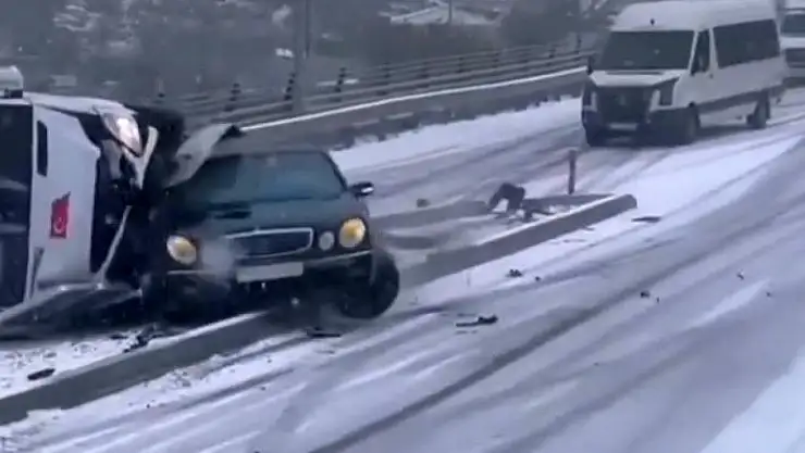 Yollar buz pistine döndü, minibüs devrildi, otomobil refüje çıktı