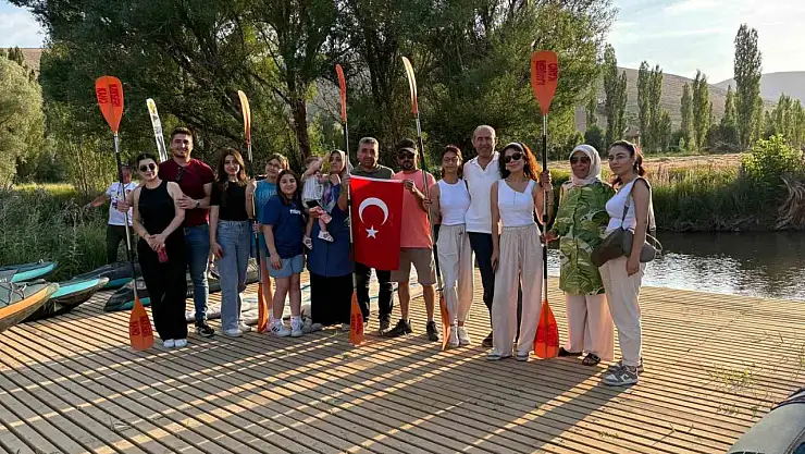 Zamantı Irmağı'nda şehit yakınları ve gaziler ücretsiz kanoya bindirildi