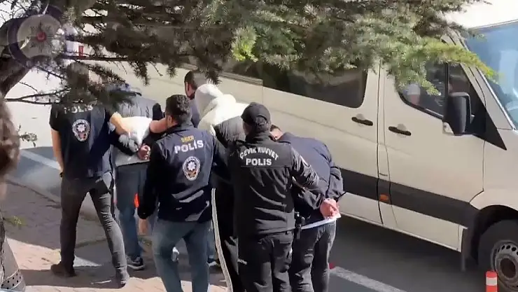 Zararlı yazılım kullanarak 156 kişiyi 3.5 milyon dolandıran 11 kişi yakalandı