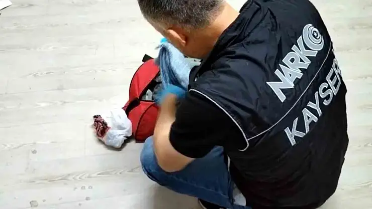 Zehir tacirleri polisten kaçamadı
