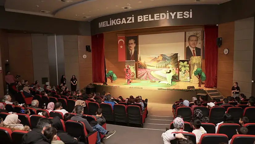 'Ormanlar Kralı Ağustos Böceği' oyunu çocuklarla buluştu