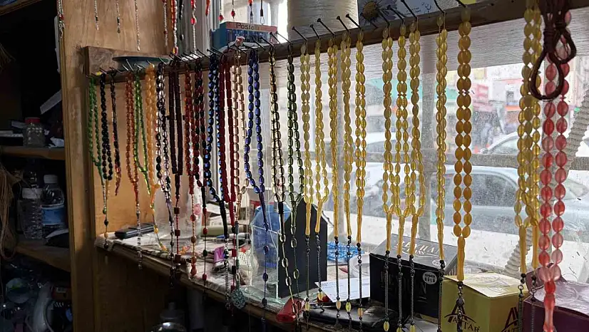 8 metrekare dükkânda 30 yıldır tespih tamir ediyor