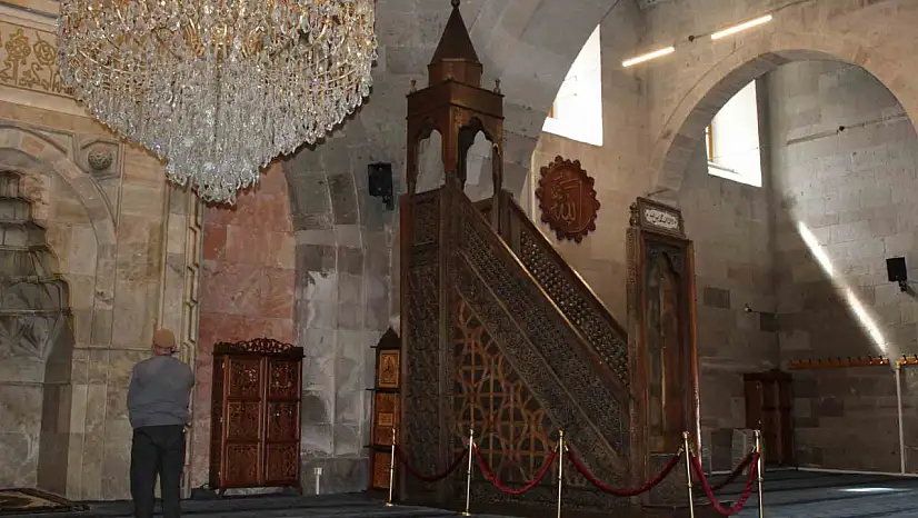 900 yıllık minber ilk günkü gibi ihtişamını koruyor