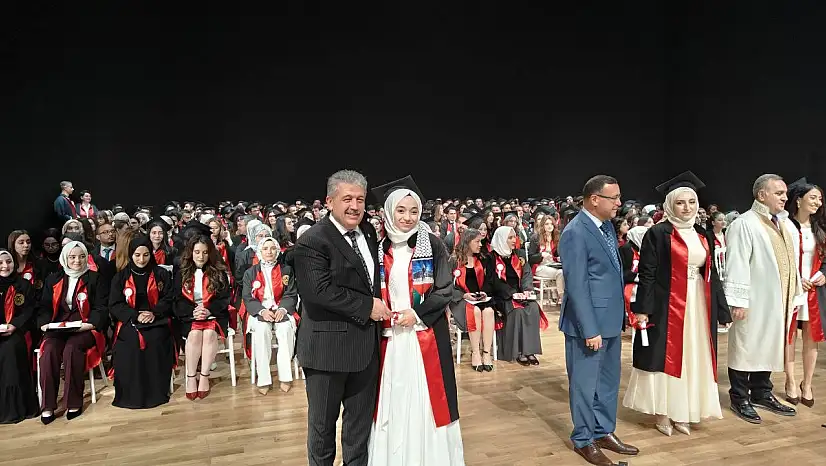 AK Parti'li vekil kızının diplomasını kendi elleriyle verdi