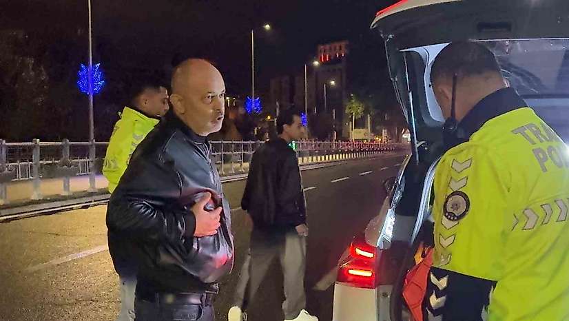 Alkollü sürücü 'burada çevirme olmaz' dedi, yoldan geçen araçları durdurmaya çalıştı
