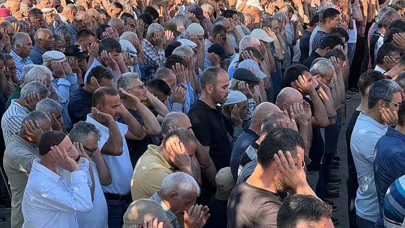 Almanya'dan memleketlerine giderken kazada ölen 3 kişi son yolculuğuna uğurlandı