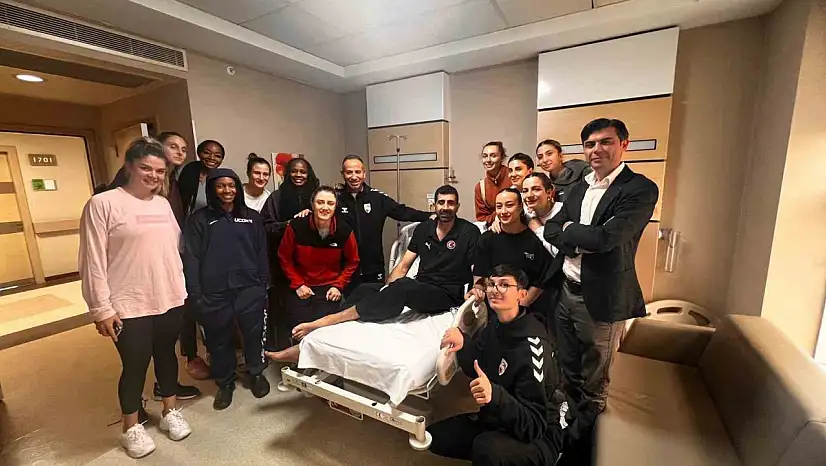 Ameliyat olan Solak'a kadın basketbolculardan ziyaret