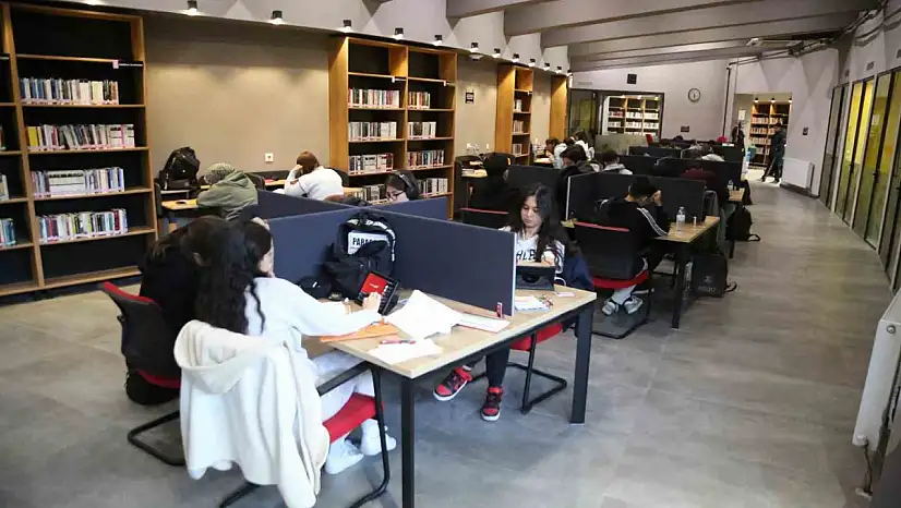 Ara tatilde Melikgazi'nin Akıl Küpü Kütüphaneleri dolup taşıyor