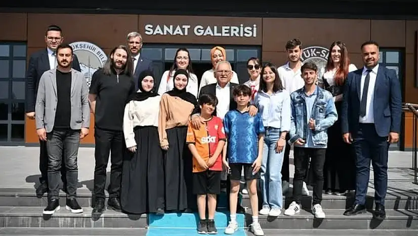 Başkan Büyükkılıç, Karma resim Sergisi'nde gençlerle buluştu