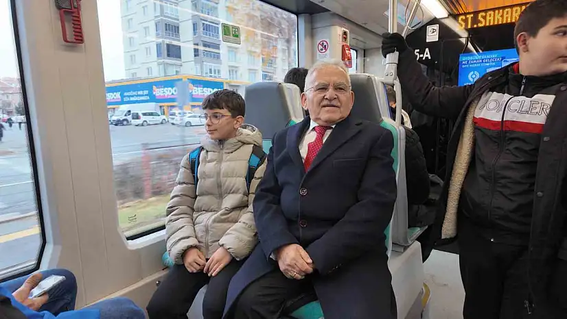 Başkan Büyükkılıç tramvaya bindi, yolcularla sohbet etti
