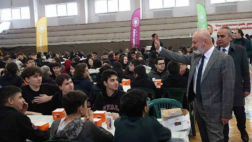 Başkan Çolakbayrakdar: 'Güçlü Türkiye'nin temeli gençlerimizdir'