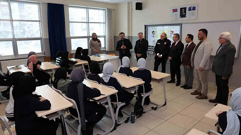 Başkan Özdoğan, öğrencilerin karne heyecanına ortak oldu