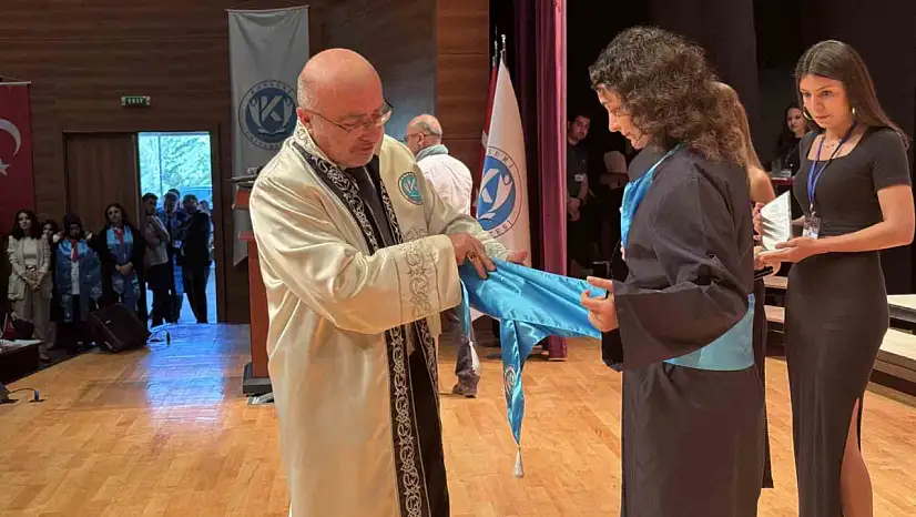 Bu üniversite kep atmıyor şed kuşanıyor