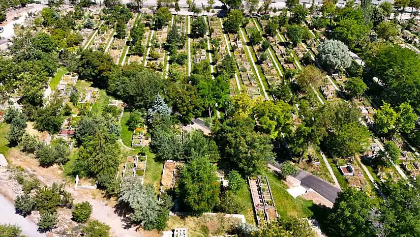 Büyükşehirden asri mezarlıkta temizlik çalışması