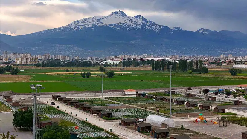 Büyükşehirin Doğal Ürünler Bahçesi'ne anlamlı ziyaret: TÜBİTAK 4004 projesiyle geleceğin çevrecileri yetişiyor