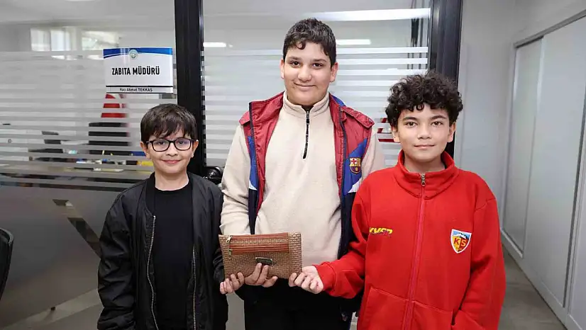 Çocuklardan örnek davranış: Buldukları cüzdanı sahibine ulaştırdılar
