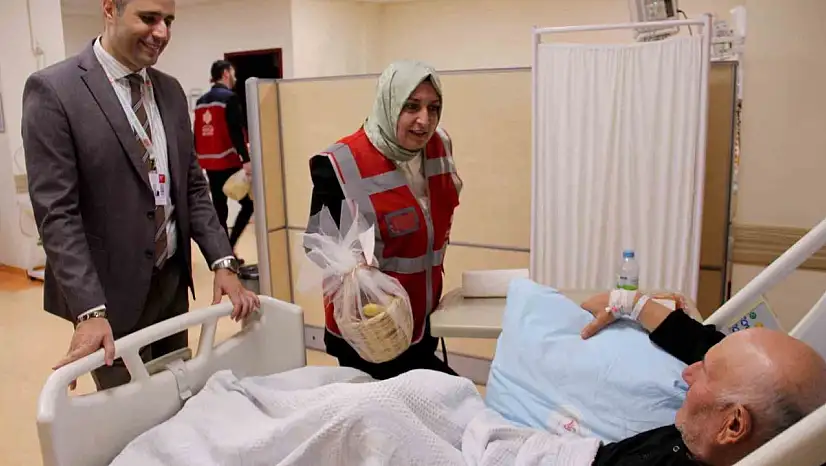 Devlet Hastanesi'nde hastaların yüzünü güldüren ziyaret