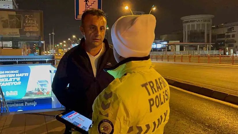Ehliyetsiz sürücünün otomobilini almaya gelen şahısta ehliyetsiz çıktı