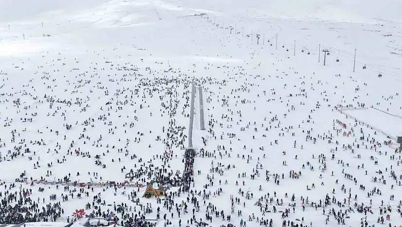 Erciyes'te hafta sonu pistler kayakçılarla doldu